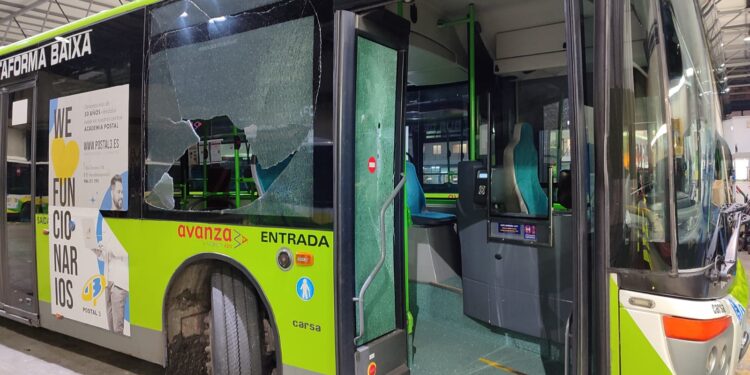 Vitrasa denuncia que otro trabajador ha resultado herido por un ataque contra un autobús