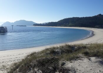 Las doce uvas de fin de año se toman en la playa de Rodas con unas ‘pre-campanadas’