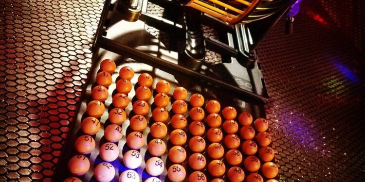 El Casco Vello de Vigo celebra un bingo solidario con ‘precampanadas’ de fin de año