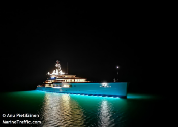 El dueño de los Dallas Cowboys ‘aparca’ su mansión flotante en Vigo: así es el espectacular yate ‘Bravo Eugenia’