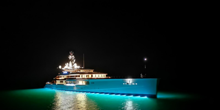 El dueño de los Dallas Cowboys ‘aparca’ su mansión flotante en Vigo: así es el espectacular yate ‘Bravo Eugenia’