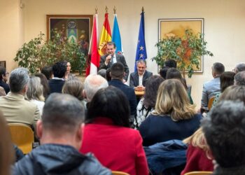 Caballero defiende, rodeado del sector servicios, que la Navidad de Vigo está controlando el tráfico y el ruido