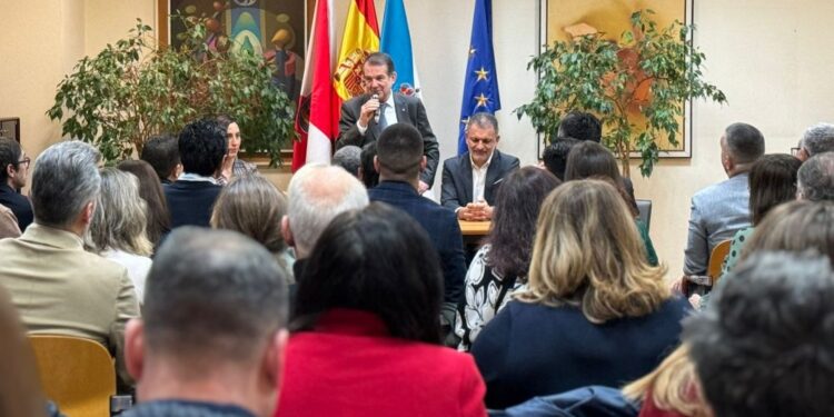 Caballero defiende, rodeado del sector servicios, que la Navidad de Vigo está controlando el tráfico y el ruido