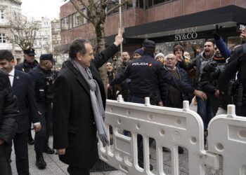 Caballero necesita escolta policial para salir de un acto ante las protestas de apoyo a la plantilla de Vitrasa