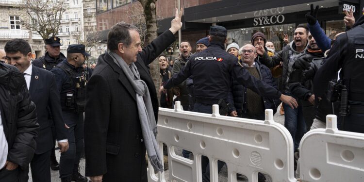 Caballero necesita escolta policial para salir de un acto ante las protestas de apoyo a la plantilla de Vitrasa