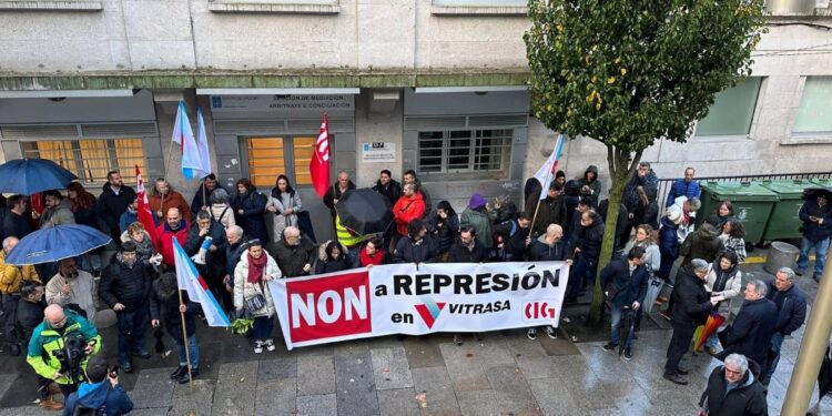 Personal de Vitrasa se concentra ante el SMAC de Vigo en solidaridad con los sancionados por la empresa