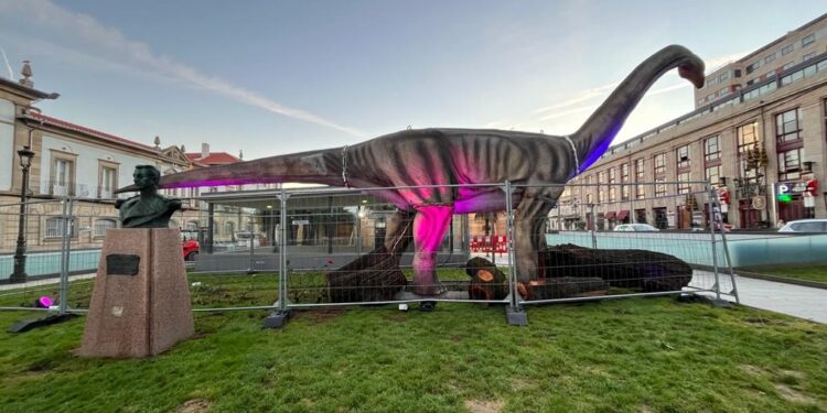 Abre el ‘parque jurásico’ de la Navidad de Vigo con 50 réplicas de animales y fósiles, algunos de 10 metros de altura