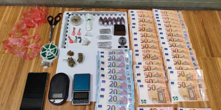 Detenido un vigués al que sorprendieron con una mochila en la que llevaba hachís, cocaína y marihuana