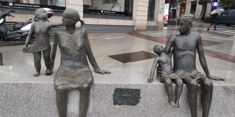 Retiran una de las figuras de la obra de Buciños en la Vía Norte de Vigo tras un nuevo acto vandálico