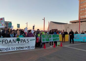 Las Anpas de Vigo se concentran para reclamar al Concello que cubra las plazas de conserjes en los colegios