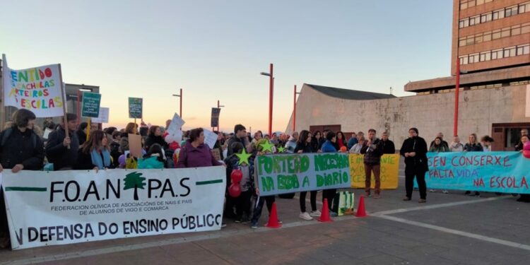 Las Anpas de Vigo se concentran para reclamar al Concello que cubra las plazas de conserjes en los colegios