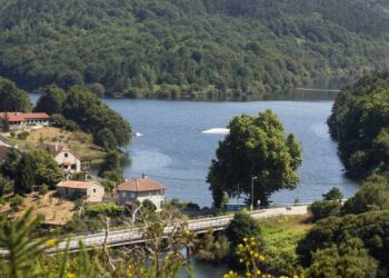 Muere una persona tras accidentarse con su kayak en el río Oitavén