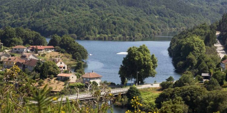 Muere una persona tras accidentarse con su kayak en el río Oitavén