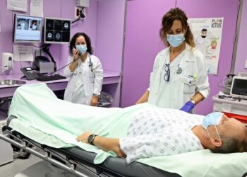 Galicia establece la recomendación general de usar mascarilla en los centros sanitarios