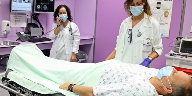 Galicia establece la recomendación general de usar mascarilla en los centros sanitarios