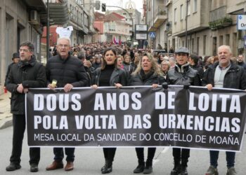 Más de un millar de personas se visten de luto en Moaña para reclamar el regreso del PAC al municipio