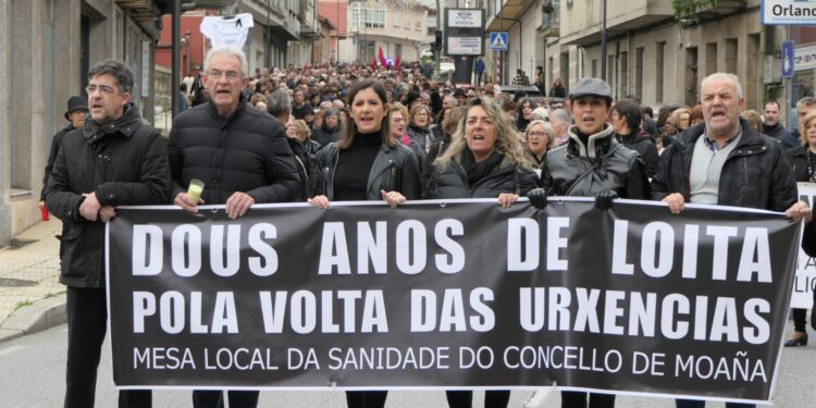 Más de un millar de personas se visten de luto en Moaña para reclamar el regreso del PAC al municipio