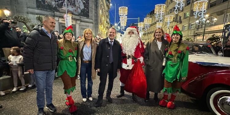 Papá Noel sale de su casa del centro de Vigo para recorrer la ciudad en coche: barrios y horarios
