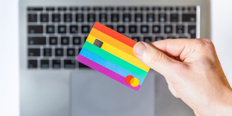 ¿Eres demasiado joven para tu primera tarjeta de crédito?