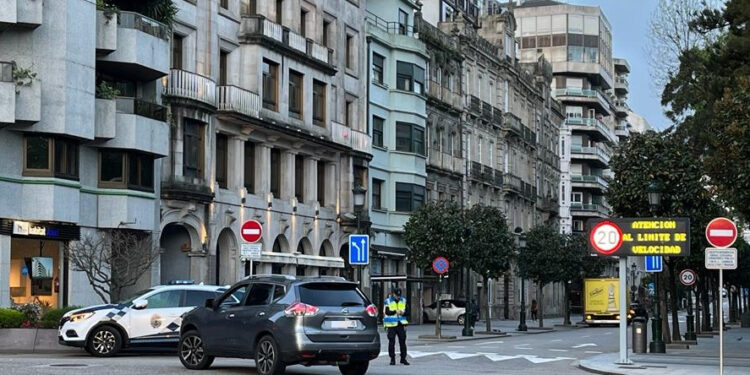 Corte de tráfico en el centro de Vigo durante la ‘mañanavieja’ para la disputa de la San Silvestre