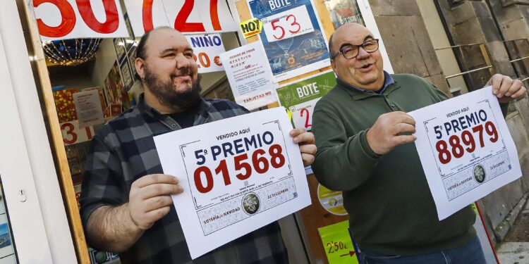 O Porriño reparte 318.000 euros con un quinto premio y Vigo hace triplete en la Porta do Sol