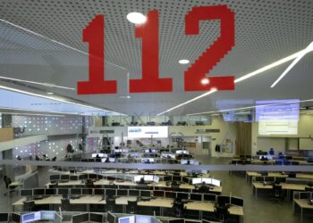 Excarcelan y trasladan al hospital al ocupante de un coche que volcó en A Cañiza