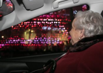 Mayores de las residencias de Vigo volverán a recorrer las luces de Navidad gracias al sector del taxi