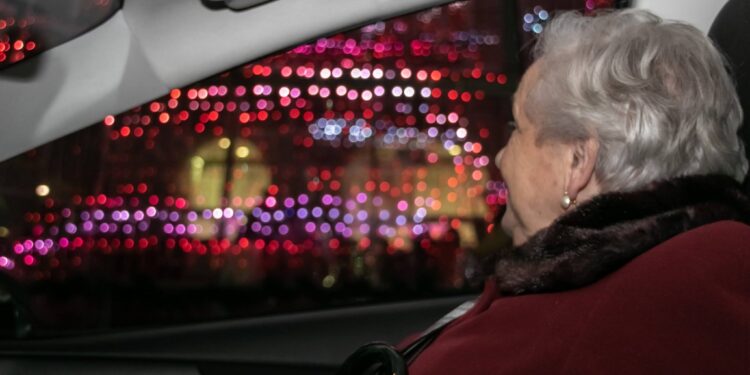 Mayores de las residencias de Vigo volverán a recorrer las luces de Navidad gracias al sector del taxi