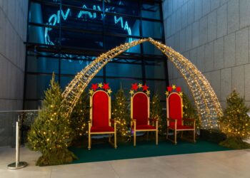 El Gran Vía de Vigo recibe a Papá Noel y los Reyes Magos, que llegan con “regalo sorpresa”