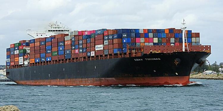 El buque que transportaba los pellets perdió otros cuatro contenedores con ruedas, barras de aluminio y papel film