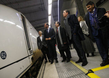 Los Reyes Magos y el ministro de Transportes compartieron tren, pero solo los primeros trajeron regalos para Vigo