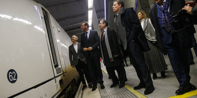 Los Reyes Magos y el ministro de Transportes compartieron tren, pero solo los primeros trajeron regalos para Vigo
