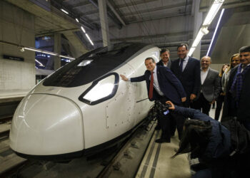 Los Reyes Magos y el ministro de Transportes compartieron tren, pero solo los primeros trajeron regalos para Vigo