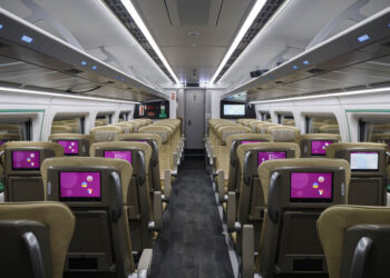 Los Reyes Magos y el ministro de Transportes compartieron tren, pero solo los primeros trajeron regalos para Vigo