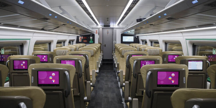 Los Reyes Magos y el ministro de Transportes compartieron tren, pero solo los primeros trajeron regalos para Vigo