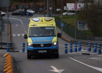 Rescatan a dos personas atrapadas en el interior de un vehículo tras una colisión entre dos turismos en Vigo