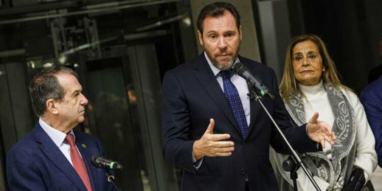 La junta aprecia «electoralismo» en el viaje en AVE a Vigo de Óscar Puente junto a los Reyes Magos