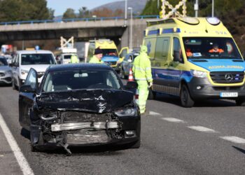 Al menos tres heridos, entre ellos un menor de edad, e importantes retenciones por un accidente en la A-55