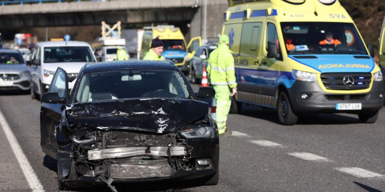 Al menos tres heridos, entre ellos un menor de edad, e importantes retenciones por un accidente en la A-55