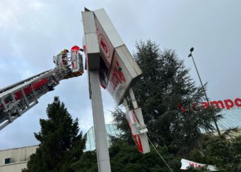 Borrasca «Irene» | Desmontan en Vigo el letrero gigante de un gran supermercado a punto de caer