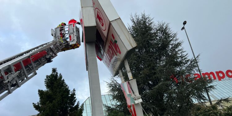Borrasca «Irene» | Desmontan en Vigo el letrero gigante de un gran supermercado a punto de caer