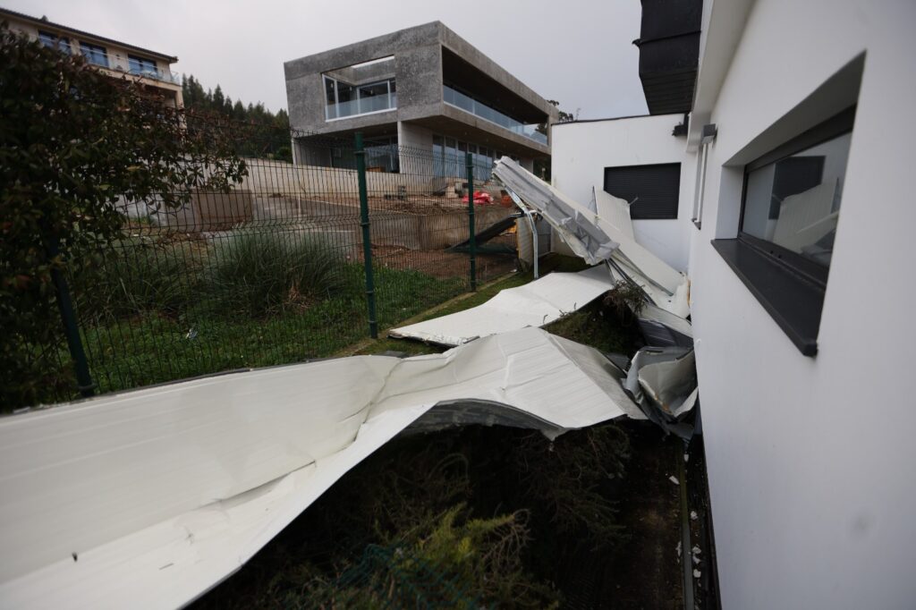 La borrasca "Irene" hace volar 100 metros un tejado en Monteferro 