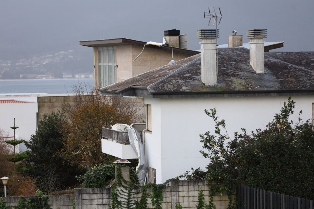 La borrasca "Irene" hace volar 100 metros un tejado en Monteferro 