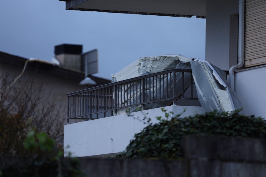 La borrasca "Irene" hace volar 100 metros un tejado en Monteferro 