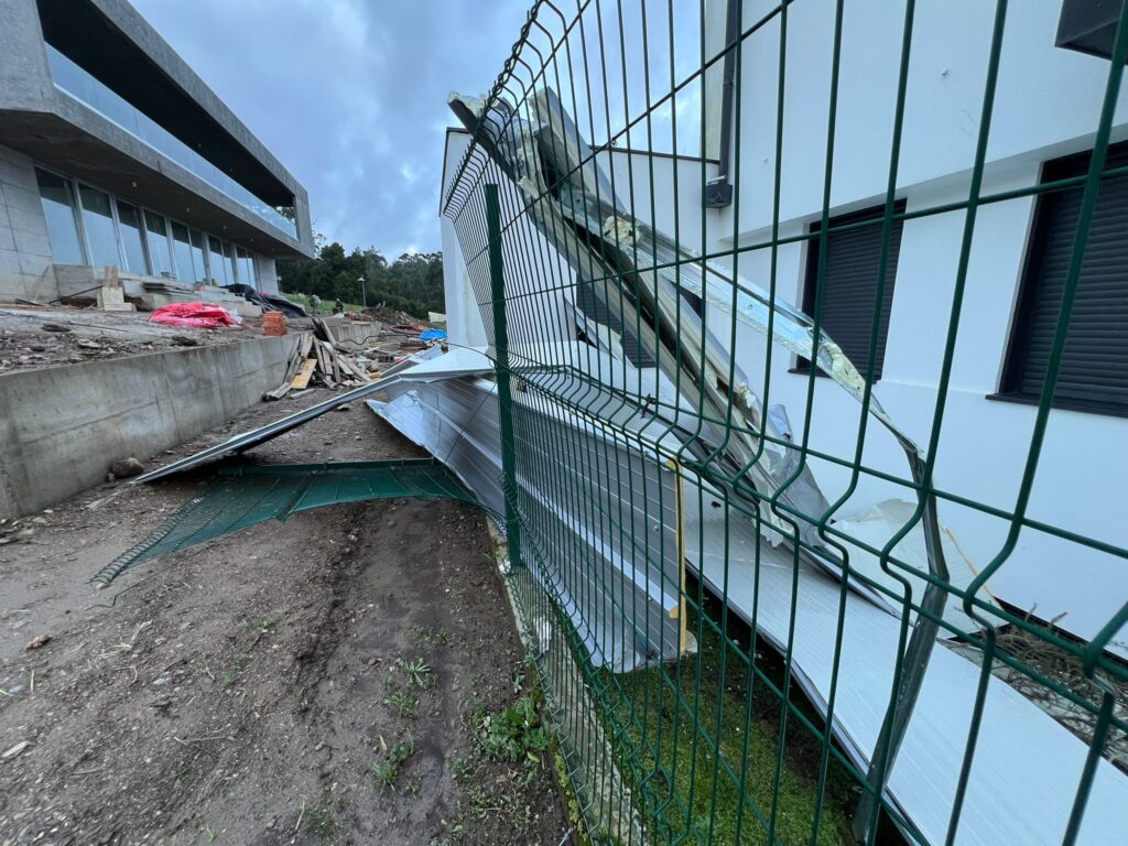 La borrasca "Irene" hace volar 100 metros un tejado en Monteferro 