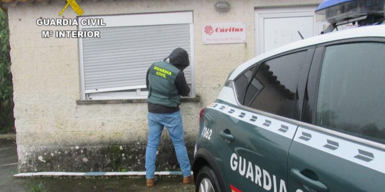 Detenido un vecino de Sanxenxo tras robar en la oficina de Cáritas de Noalla