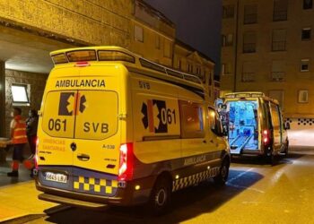 Dos personas intoxicadas por humo al acudir en ayuda para sofocar un incendio en una vivienda