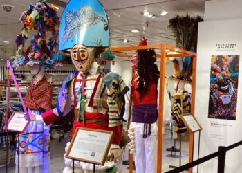 ¿Cómo reconocer a los merdeiros, peliqueiros, boteiros o galáns? Una exposición rinde homenaje a los trajes del Entroido