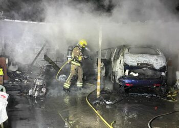 Arden un coche y una moto en el incendio de un garaje en Tameiga