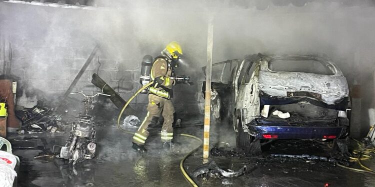 Arden un coche y una moto en el incendio de un garaje en Tameiga